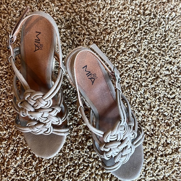 MIA WEDGES - SIZE 8.5 - Picture 3 of 5